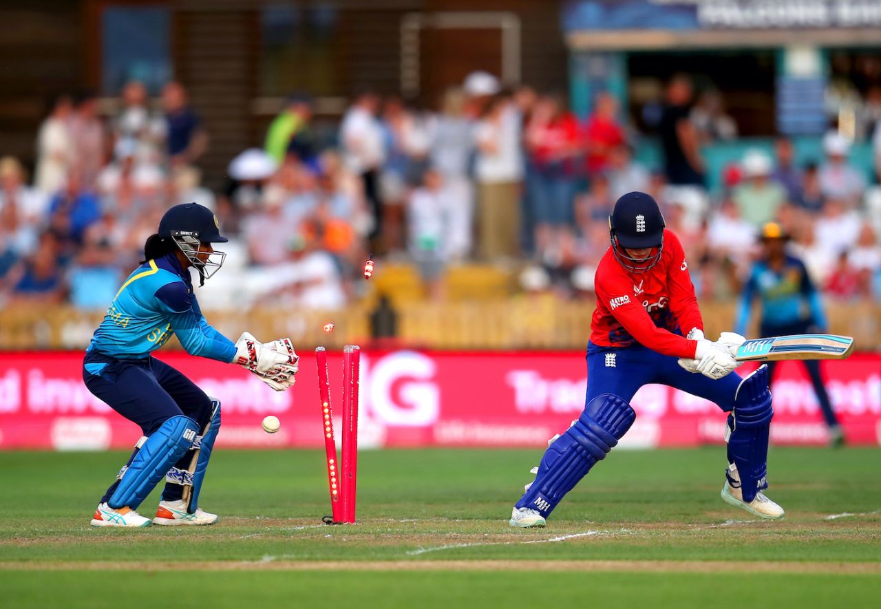 Anushka Sanjeewani watches Charlie Dean get knocked over, England vs Sri Lanka, 3rd women's T20I, Derby, September 6, 2023