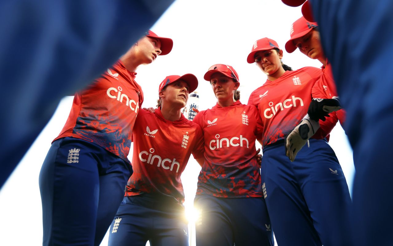 Heather Knight addresses England's huddle ahead of the chase, England vs Sri Lanka, 3rd women's T20I, Derby, September 6, 2023