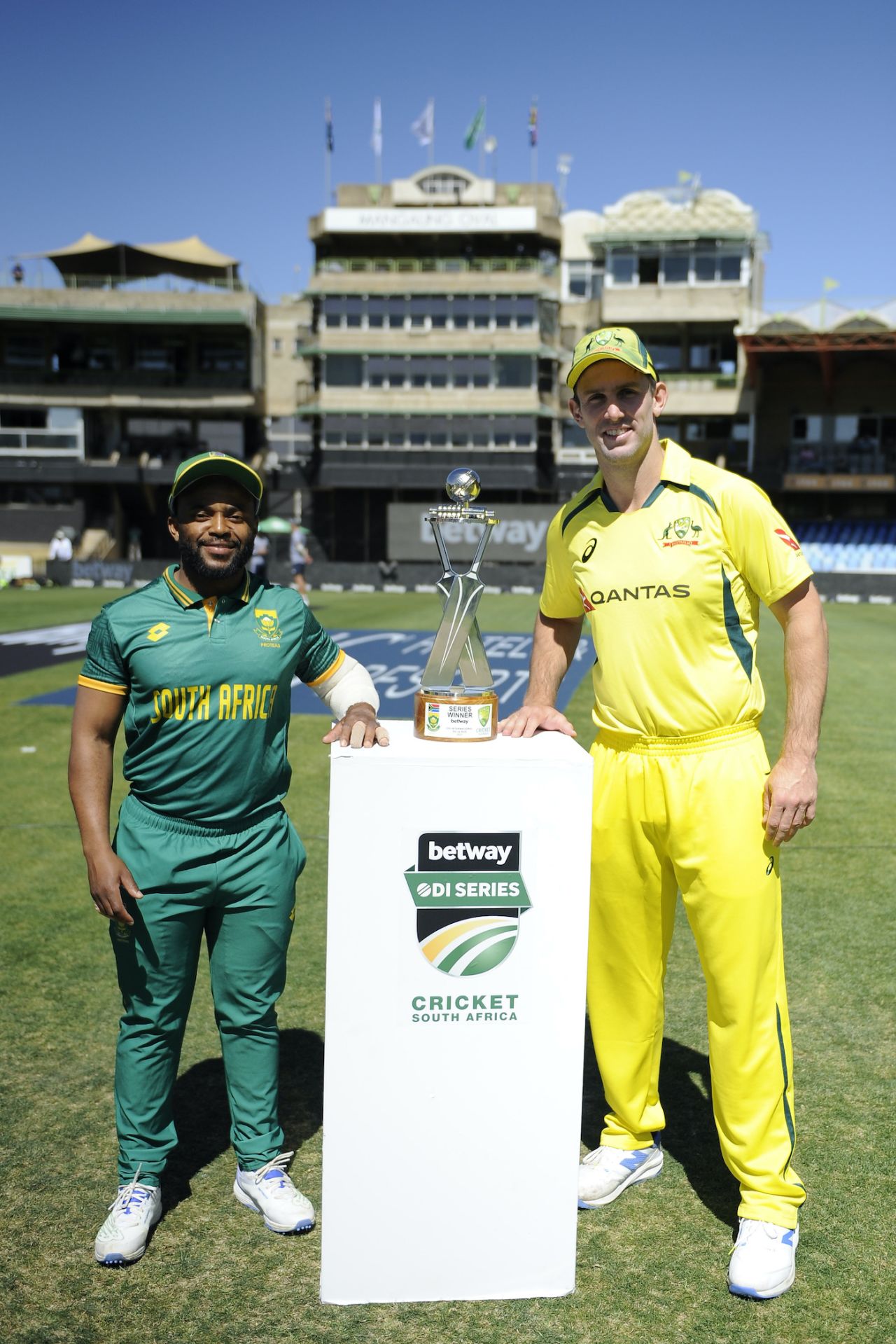 Temba Bavuma and Mitchell Marsh pose with the ODI-series trophy, South Africa vs Australia, 1st ODI, Bloemfontein, September 7, 2023