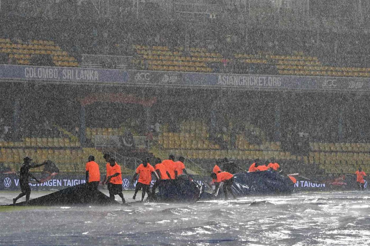 A fresh downpour, just when it looked like the game would restart, pushed the match into the reserve day, Pakistan vs India, Asia Cup Super Four, Colombo, September 10, 2023