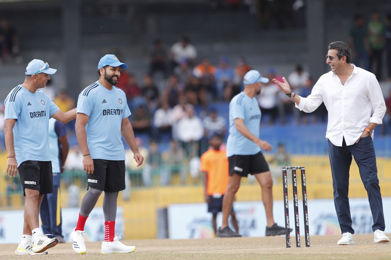 Wasim Akram has a jovial word with Rohit Sharma and Rahul Dravid, Pakistan vs India, Asia Cup Super Four, Colombo, September 11, 2023