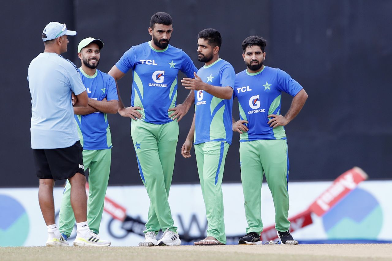 Rahul Dravid talks to Babar Azam and his Pakistan team-mates, Pakistan vs India, Asia Cup Super Four, Colombo, September 11, 2023