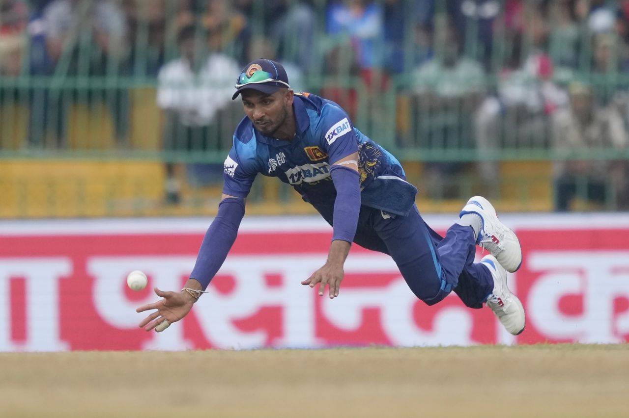 Dasun Shanaka dives valiantly for a catch, Sri Lanka vs Pakistan, Super Four, Asia Cup, Colombo, September 14, 2023
