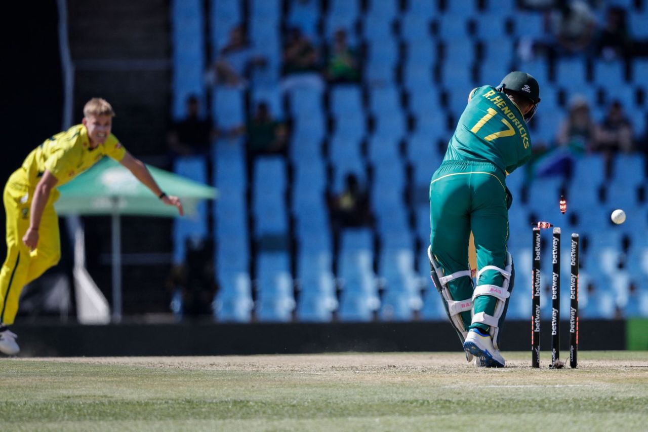 Nathan Ellis knocked over Reeza Hendricks, South Africa vs Australia, 4th ODI, Centurion, September 15, 2023