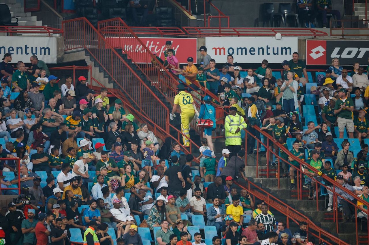 Travis Head walked back retired hurt after copping a blow to his left hand, South Africa vs Australia, 4th ODI, Centurion, September 15, 2023