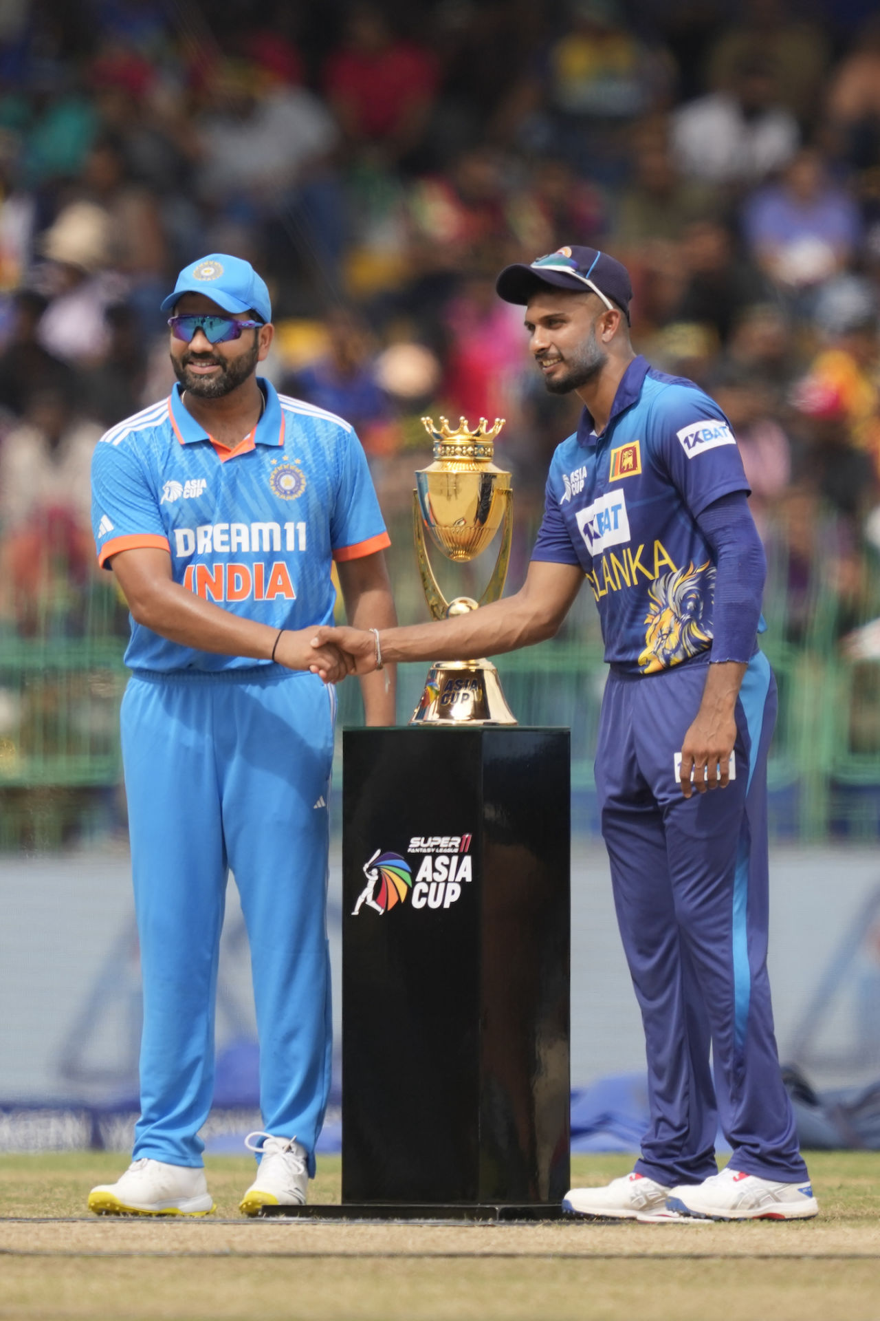 The prize - Rohit Sharma and Dasun Shanaka pose with the trophy, India vs Sri Lanka, Asia Cup final, Colombo, September 17, 2023