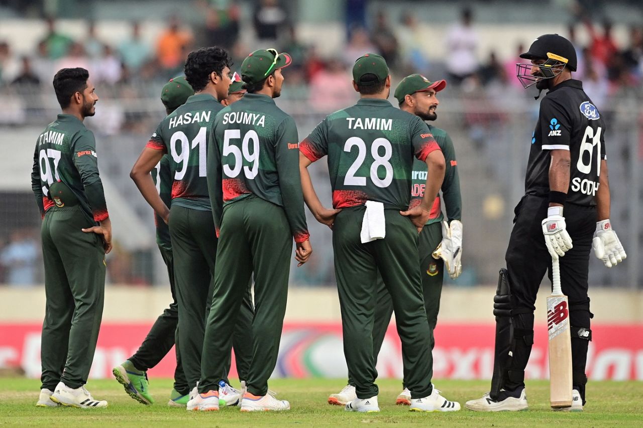 The Bangladesh players and Ish Sodhi have a discussion as the latter was called back, Bangladesh v New Zealand, 2nd ODI, Mirpur, September 23, 2023