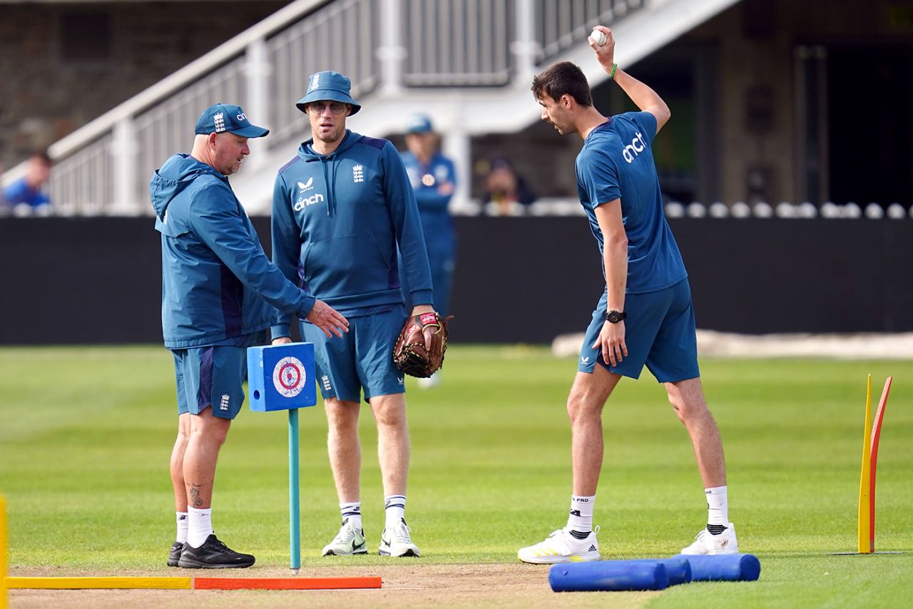 David Saker and Andrew Flintoff working with fast bowler George Scrimshaw, Bristol, September 25, 2023