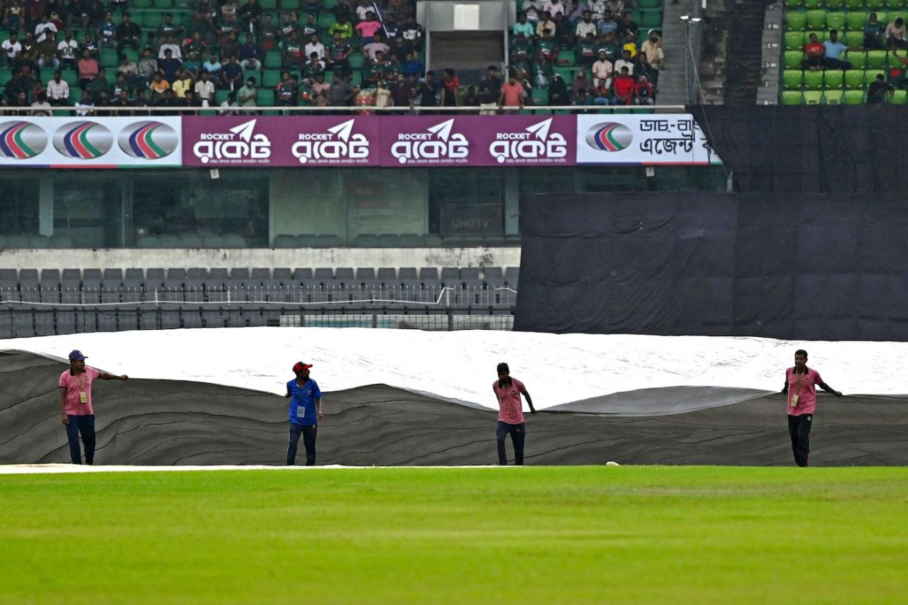 Covers came on just as play was about to begin, Bangladesh vs New Zealand, 3rd ODI, Dhaka, September 26, 2023