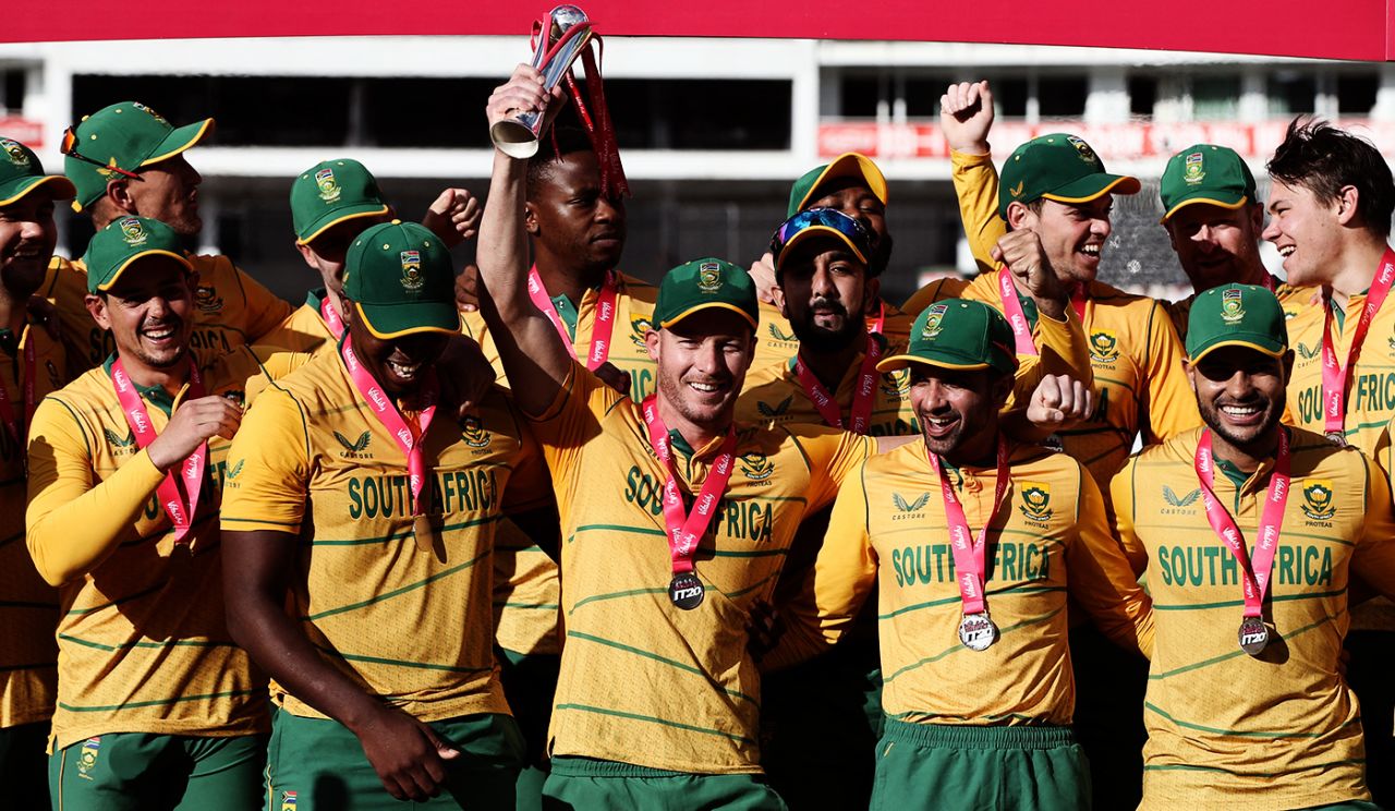David Miller holds up the trophy and celebrates with his team-mates, England vs South Africa, 3rd T20I, Southampton, July 31, 2022