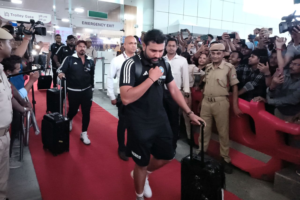 Rohit Sharma arrives in Guwahati with fielding coach T Dilip behind him, ICC Men's ODI World Cup 2023, Guwahati, September 28, 2023