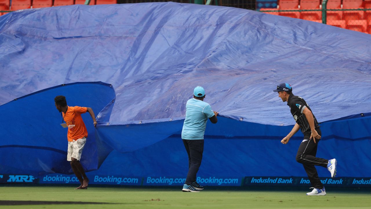 Trent Boult goes on the run as the rain comes on, Pakistan vs New Zealand, World Cup 2023, warm-ups, Hyderabad, September 29, 2023
