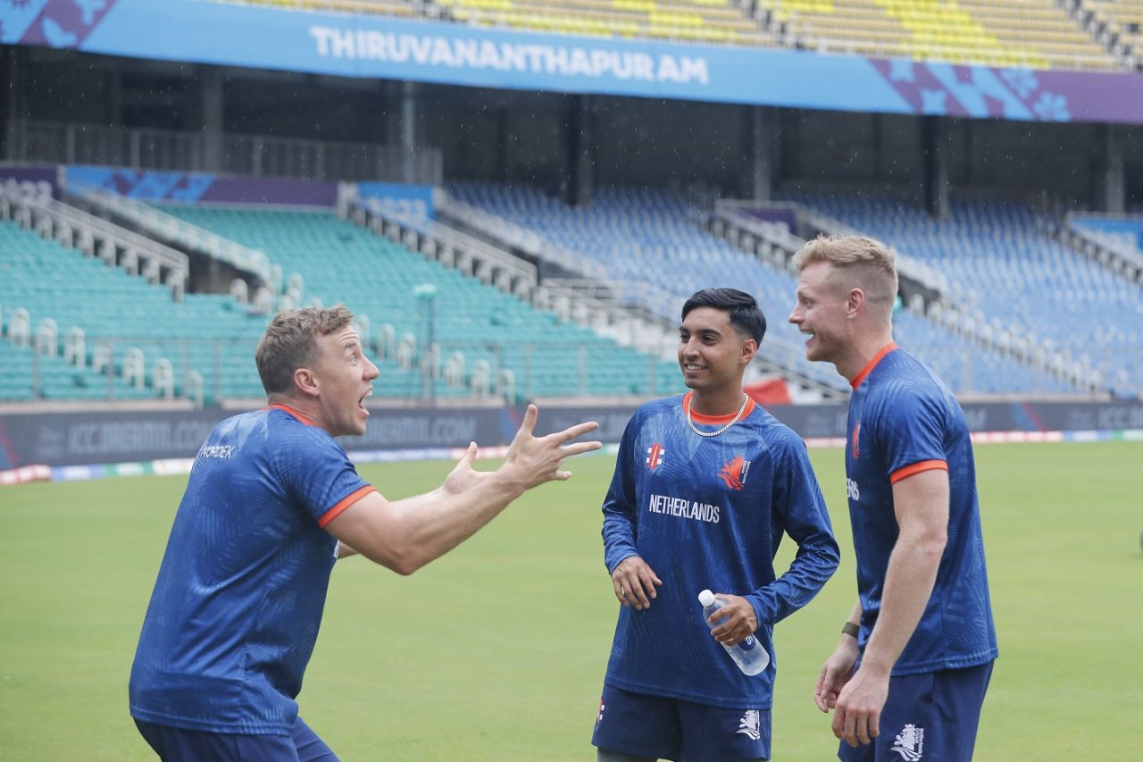Logan van Beek makes a point to Shariz Ahmad and Sybrand Engelbrecht even as drizzle continued, Australia vs Netherlands, World Cup 2023, warm-ups, Thiruvananthapuram, September 30, 2023