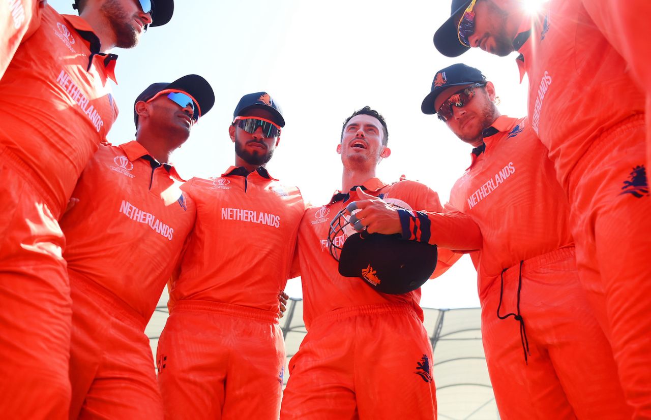 Scott Edwards give his team a talk before the game, Netherlands vs Pakistan, ICC Cricket World Cup, Hyderabad, October 6, 2023