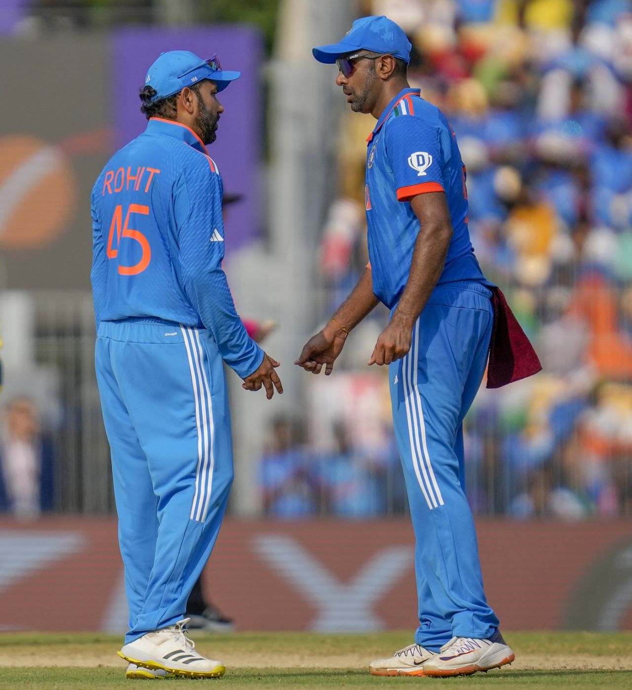 R Ashwin and Rohit Sharma chat after a wicketless first spell, India vs Australia, World Cup, Chennai, October 8, 2023