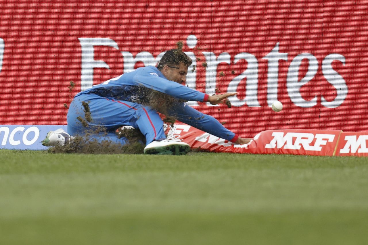 Mujeeb Ur Rahman's knee got stuck upon diving in the sandy Dharamsala outfield, Afghanistan vs Bangladesh, World Cup, Dharamsala, October 7, 2023