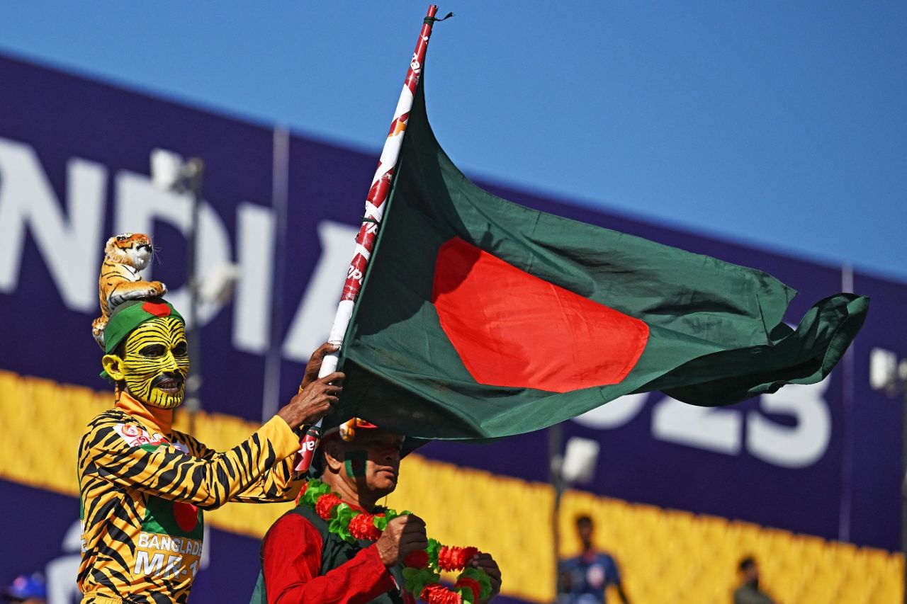 A Bangladesh fan cheers for his side, Bangladesh vs England, Dharamsala, ODI World Cup, October 10, 2023