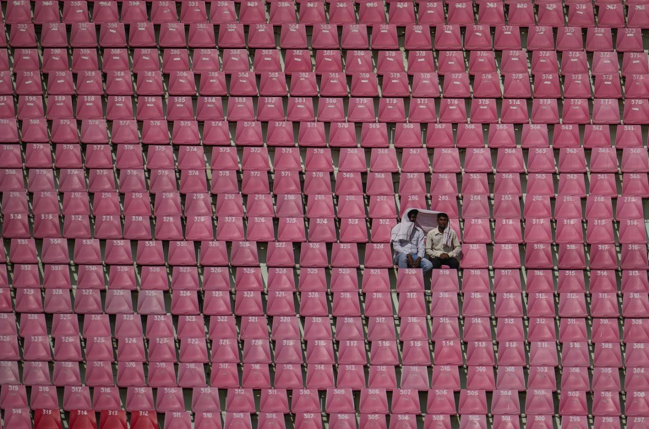Two fans share a piece of towel to take shelter from the sun, Australia vs South Africa, Men's ODI World Cup 2023, Lucknow, October 12, 2023