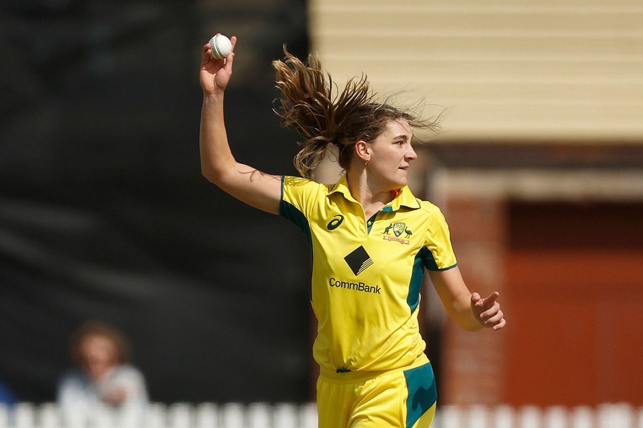 Annabel Sutherland took a sharp, low return catch, Australia vs West Indies, 3rd ODI, Junction Oval, October 14, 2023