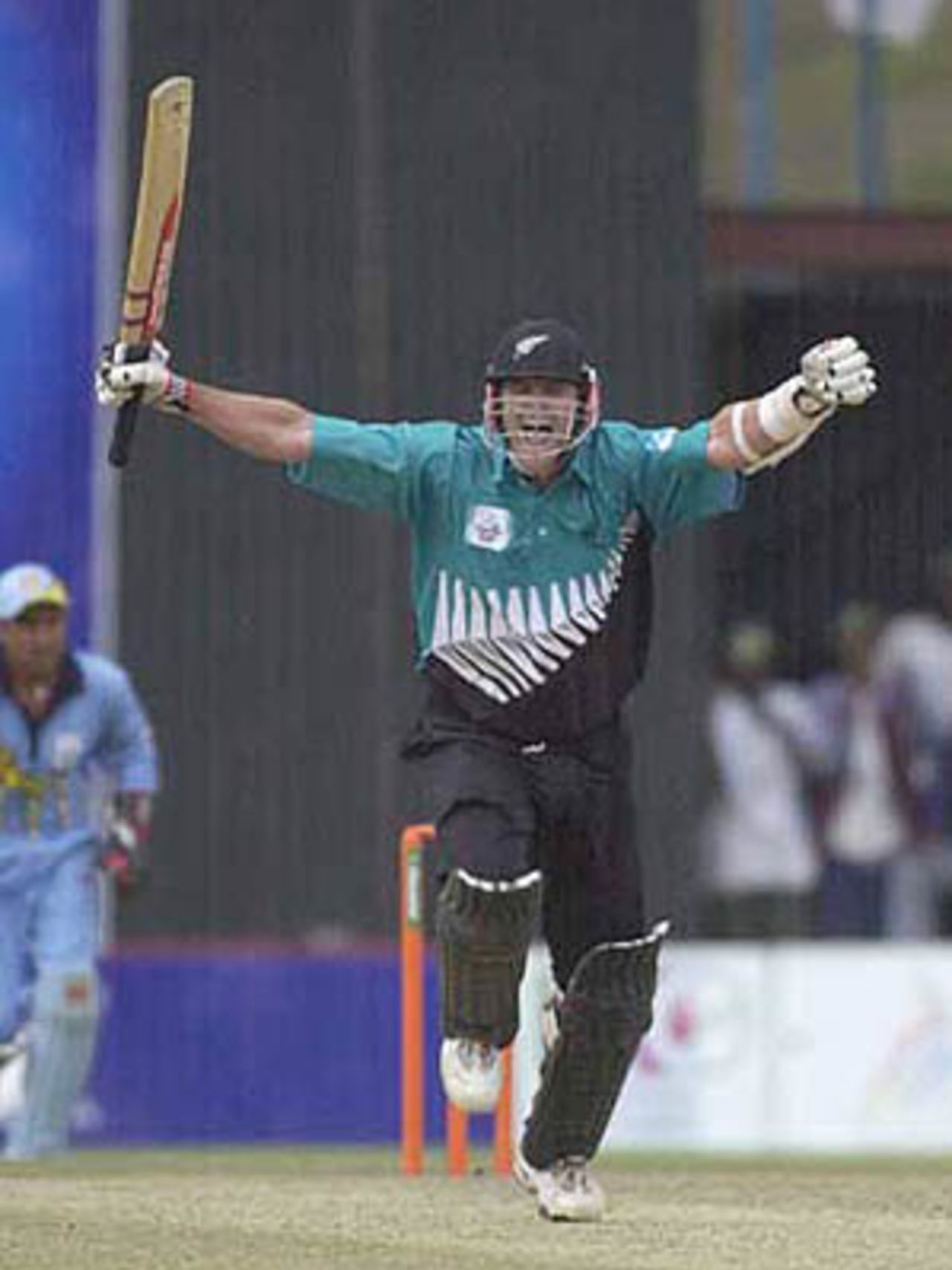 A jubiliant Cairns runs back to the pavilion after hitting the winning runs, ICC KnockOut, 2000/01, Final, India v New Zealand, Gymkhana Club Ground, Nairobi, 15 October 2000.