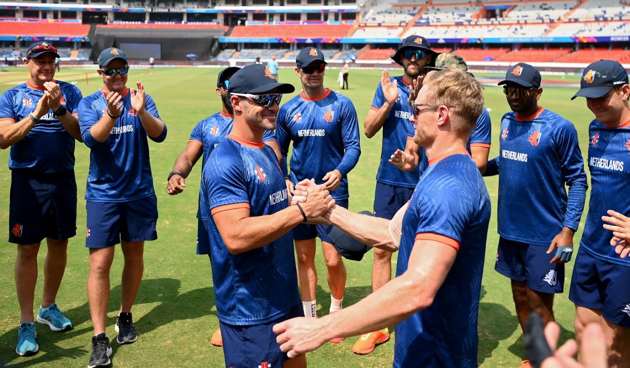 Heino Kuhn presents Sybrand Engelbrecht with his ODI cap, Netherlands vs New Zealand,  ICC ODI World Cup, Hyderabad, October 9, 2023