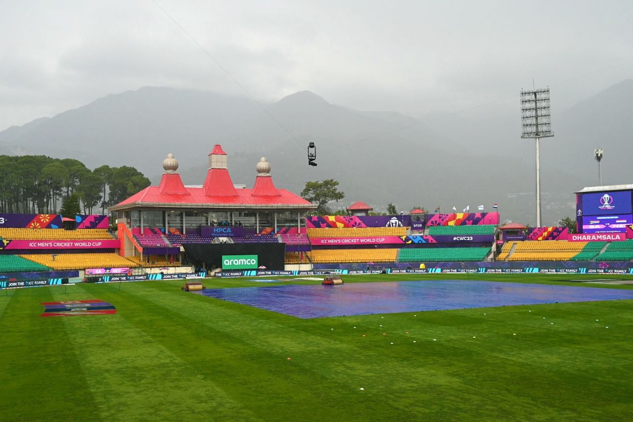 A dark, grey afternoon greeted the teams in Dharamsala, Netherlands vs South Africa, World Cup, Dharamsala, October 17, 2023
