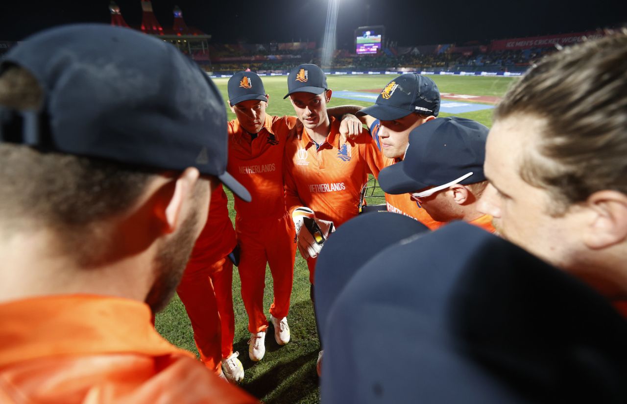 Scott Edwards gets his boys ready for the defence, Netherlands vs South Africa, World Cup, Dharamsala, October 17, 2023