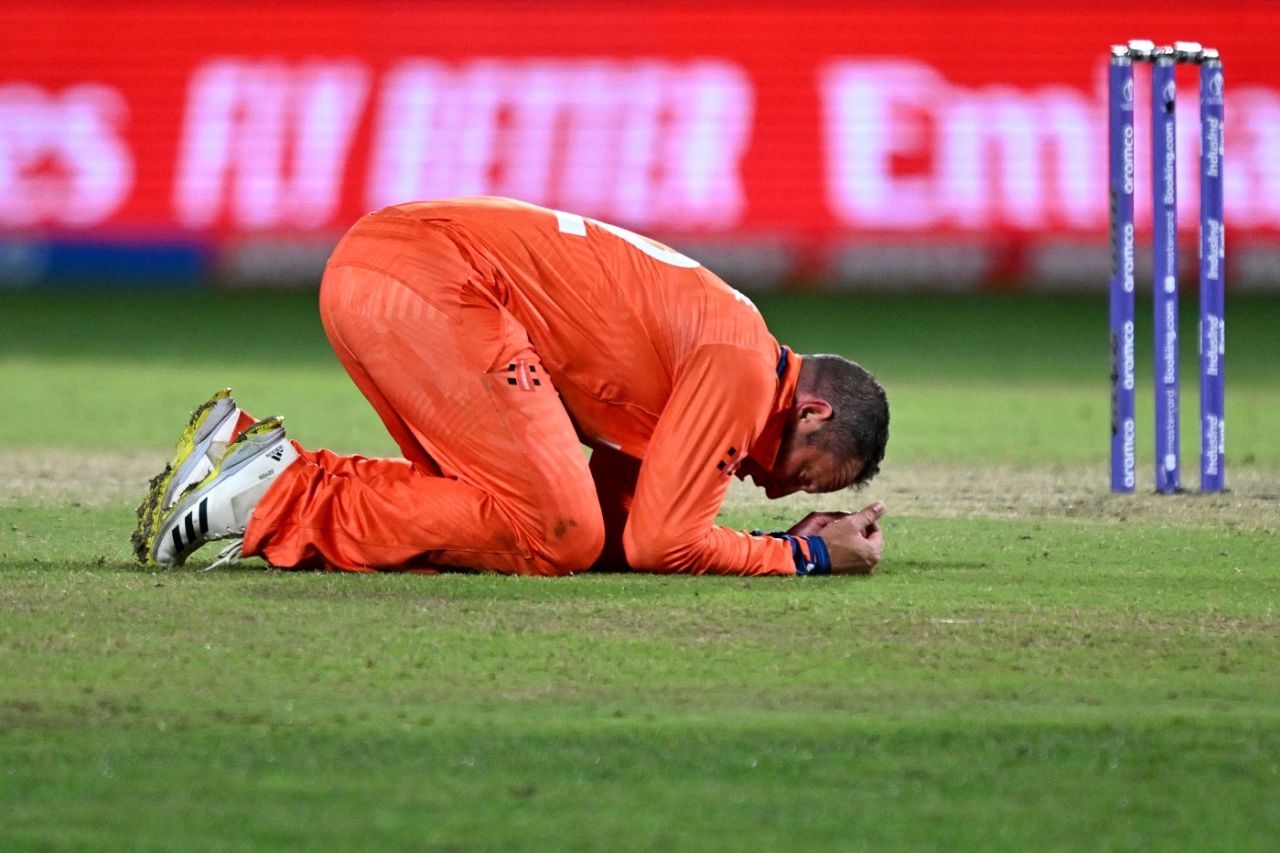 Roelof van der Merwe is distraught after David Miller is dropped off his bowling, Netherlands vs South Africa, World Cup, Dharamsala, October 17, 2023