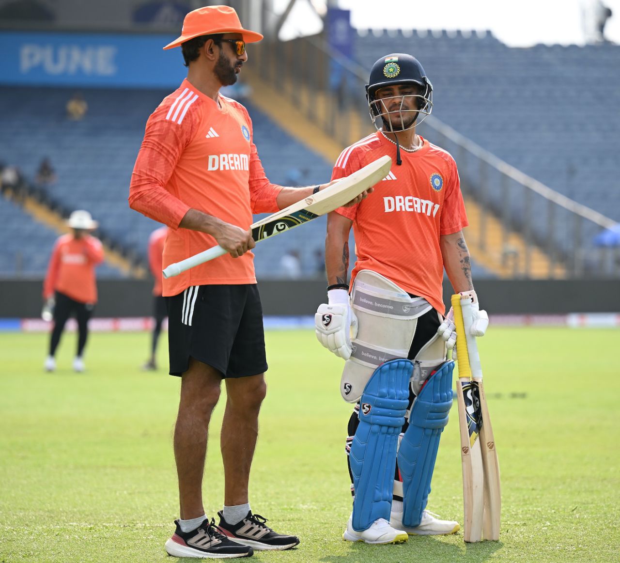 Vikram Rathour has a look at Ishan Kishan's bat, Vikram Rathour, India vs Bangladesh, Men's ODI World Cup, Pune, October 18, 2023
