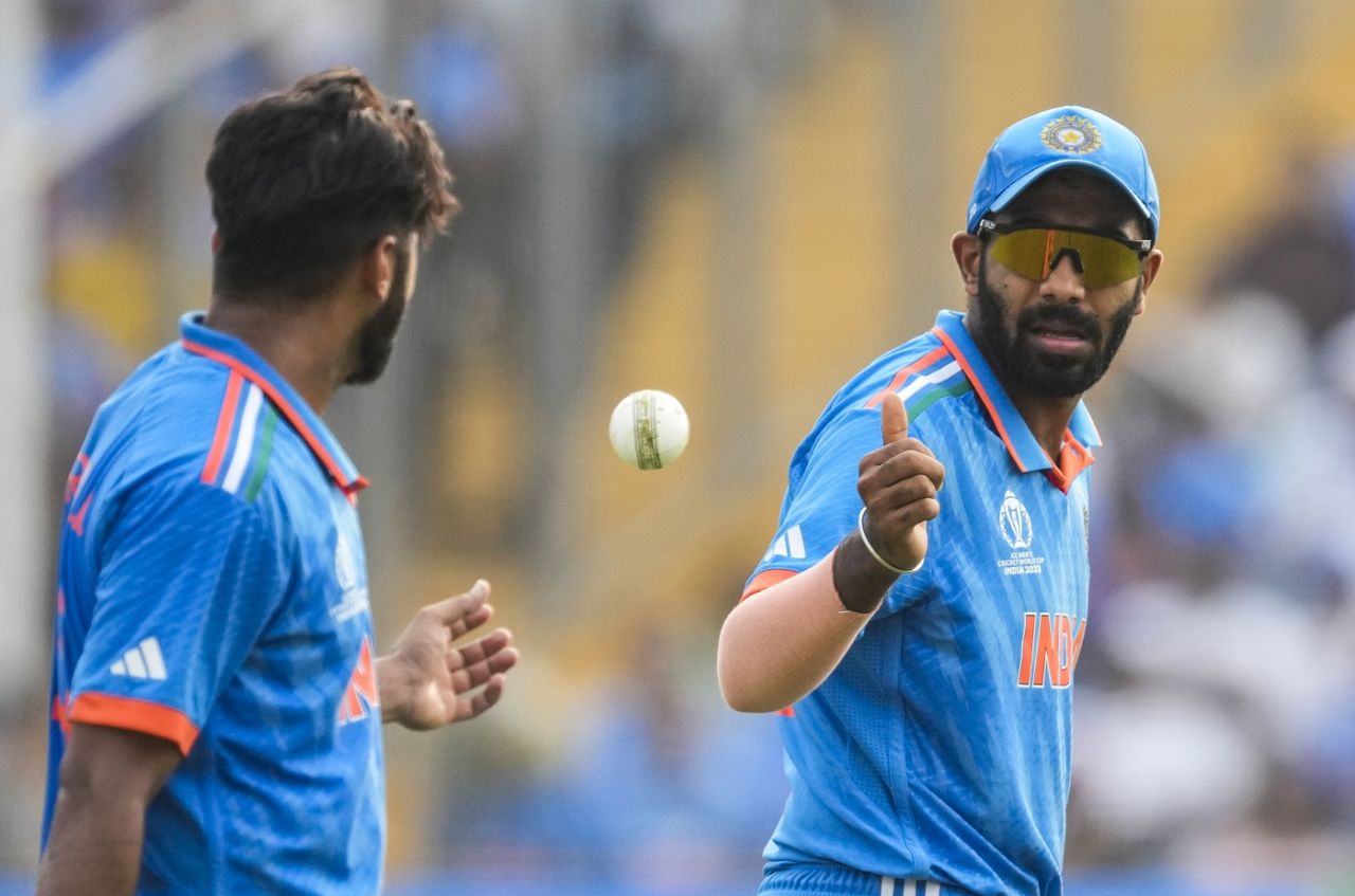 Jasprit Bumrah passes the ball to Shardul Thakur, Men's ODI World Cup, Pune, October 19, 2023
