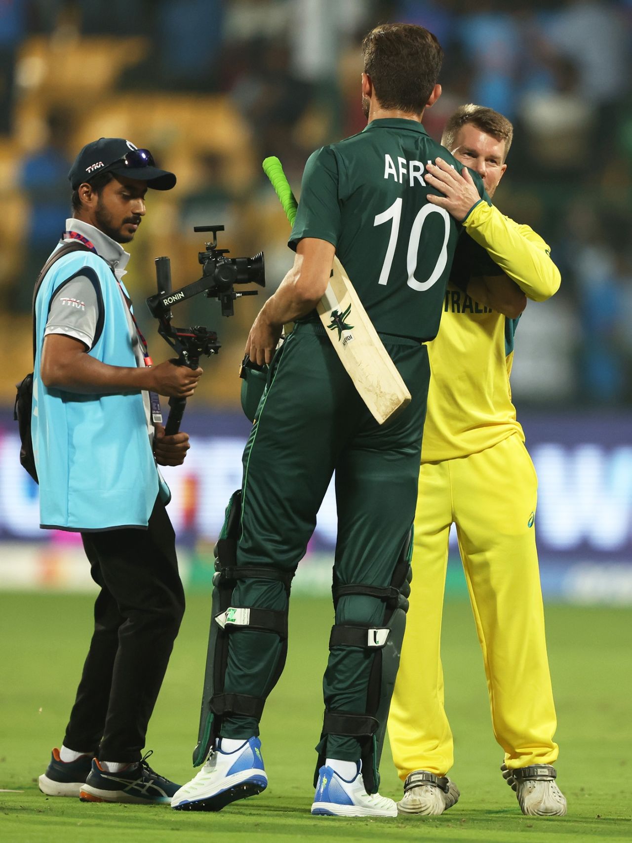 Shaheen Shah Afridi and David Warner share a moment after the game, Australia vs Pakistan, Men's World Cup 2023, Bengaluru, October 20, 2023