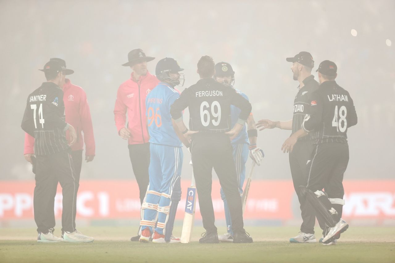 Daryl Mitchell joins Virat Kohli and Shreyas Iyer for a chat in the fog, India vs New Zealand, Men's ODI World Cup, Dharamsala, October 22, 2023