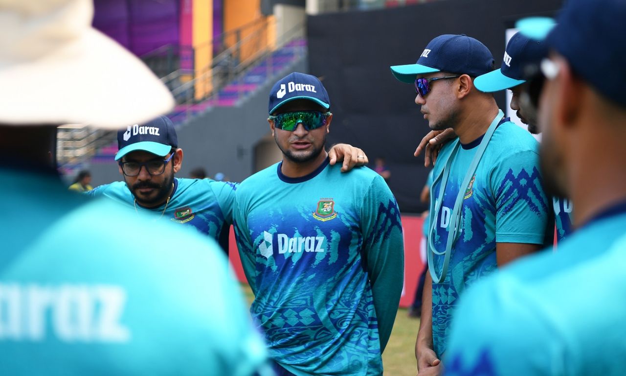 Shakib Al Hasan during a pep talk ahead of the match against South Africa, Bangladesh vs South Africa, ODI World Cup, Mumbai, Octoer 24, 2023