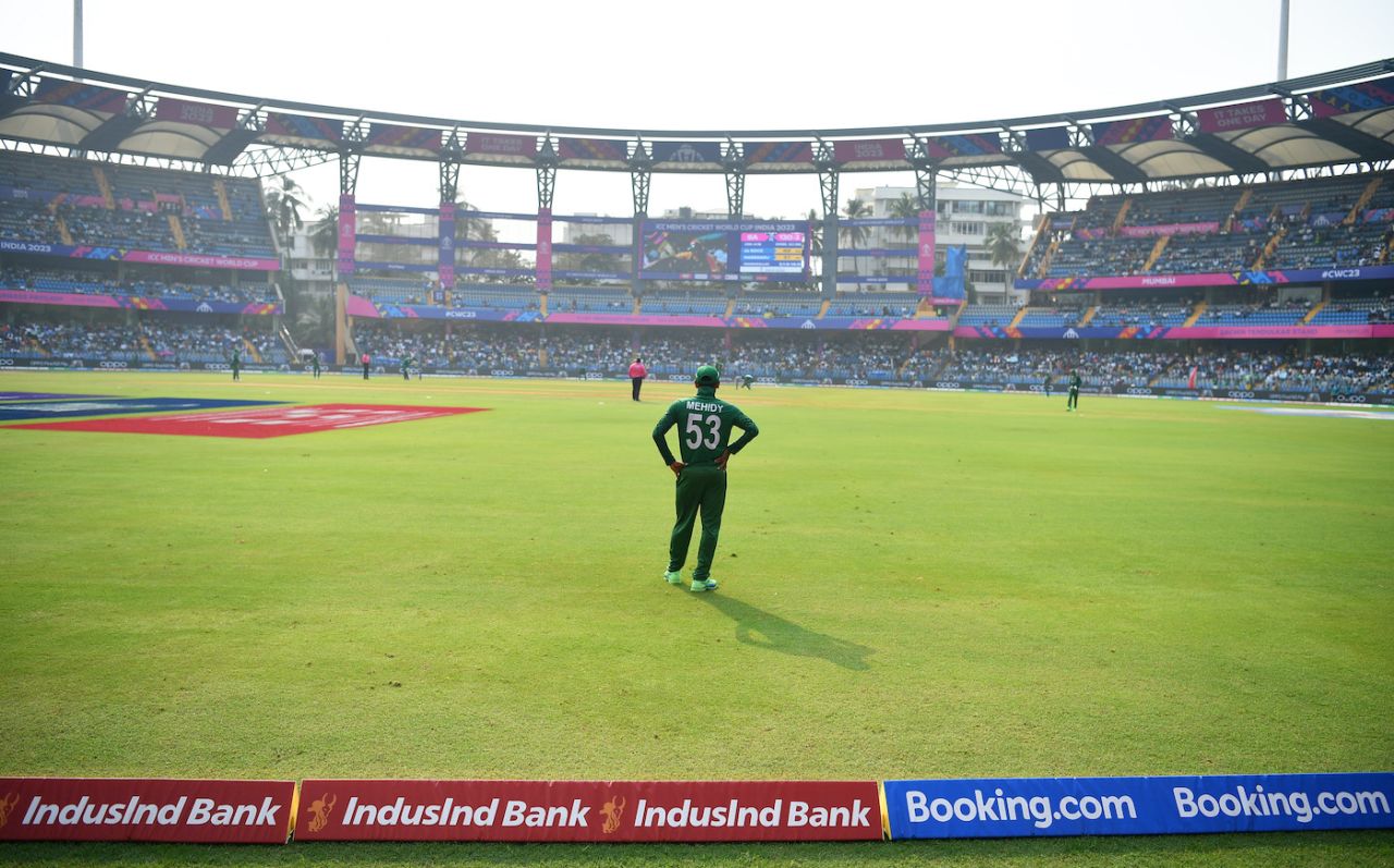 Mehidy Hasan Miraz in the outfield at the Wankhede, Bangladesh vs South Africa, ODI World Cup, Mumbai, October 24, 2023