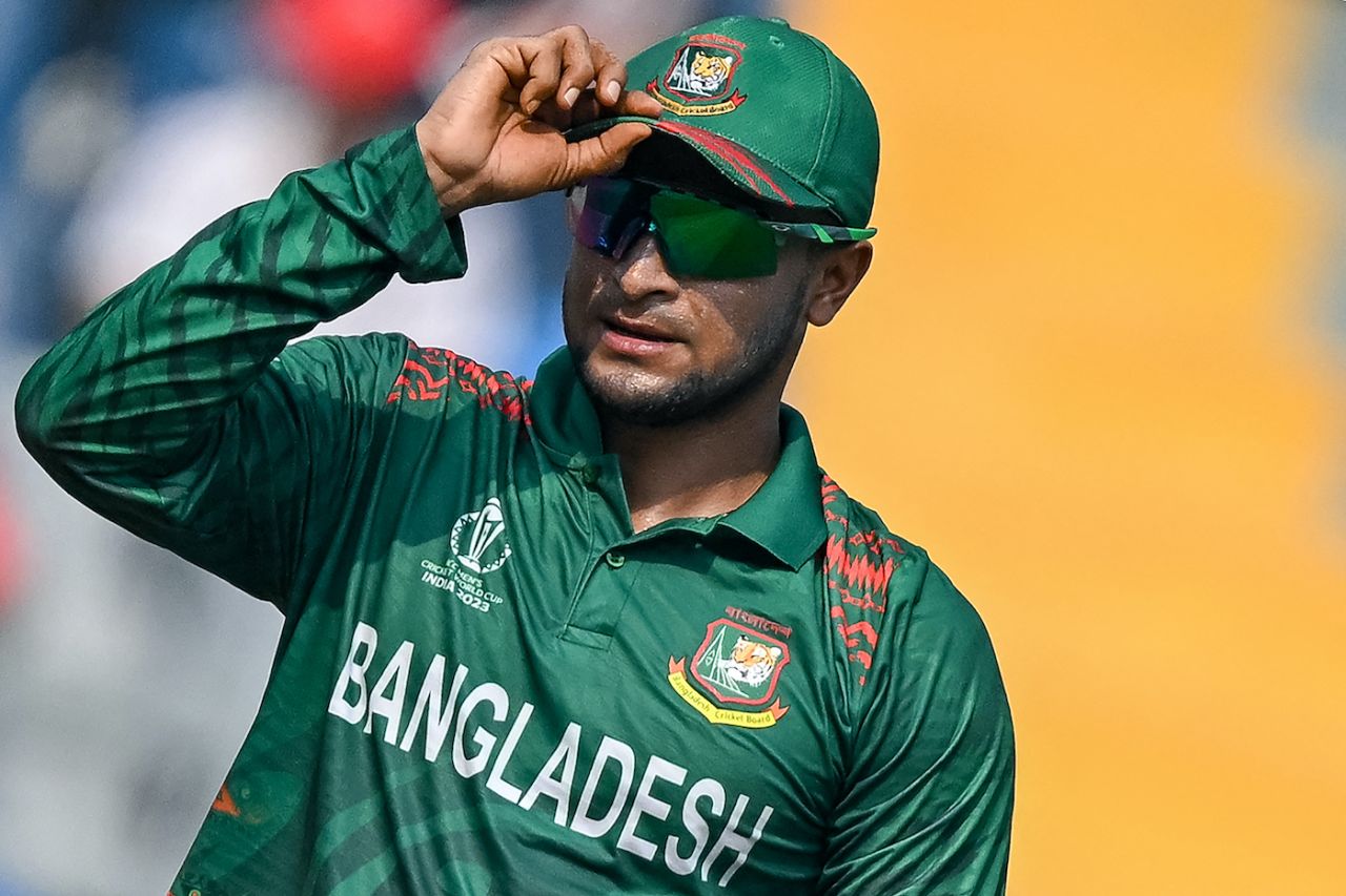 Shakib Al Hasan copes with the Mumbai heat, Bangladesh vs South Africa, ODI World Cup, Mumbai, October 24, 2023