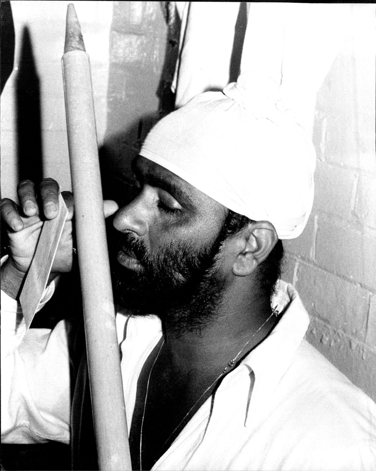 Bishan Bedi kisses a stump after the win against Australia, Australia vs India, 4th Test, Sydney, 5th day, January 12, 1978