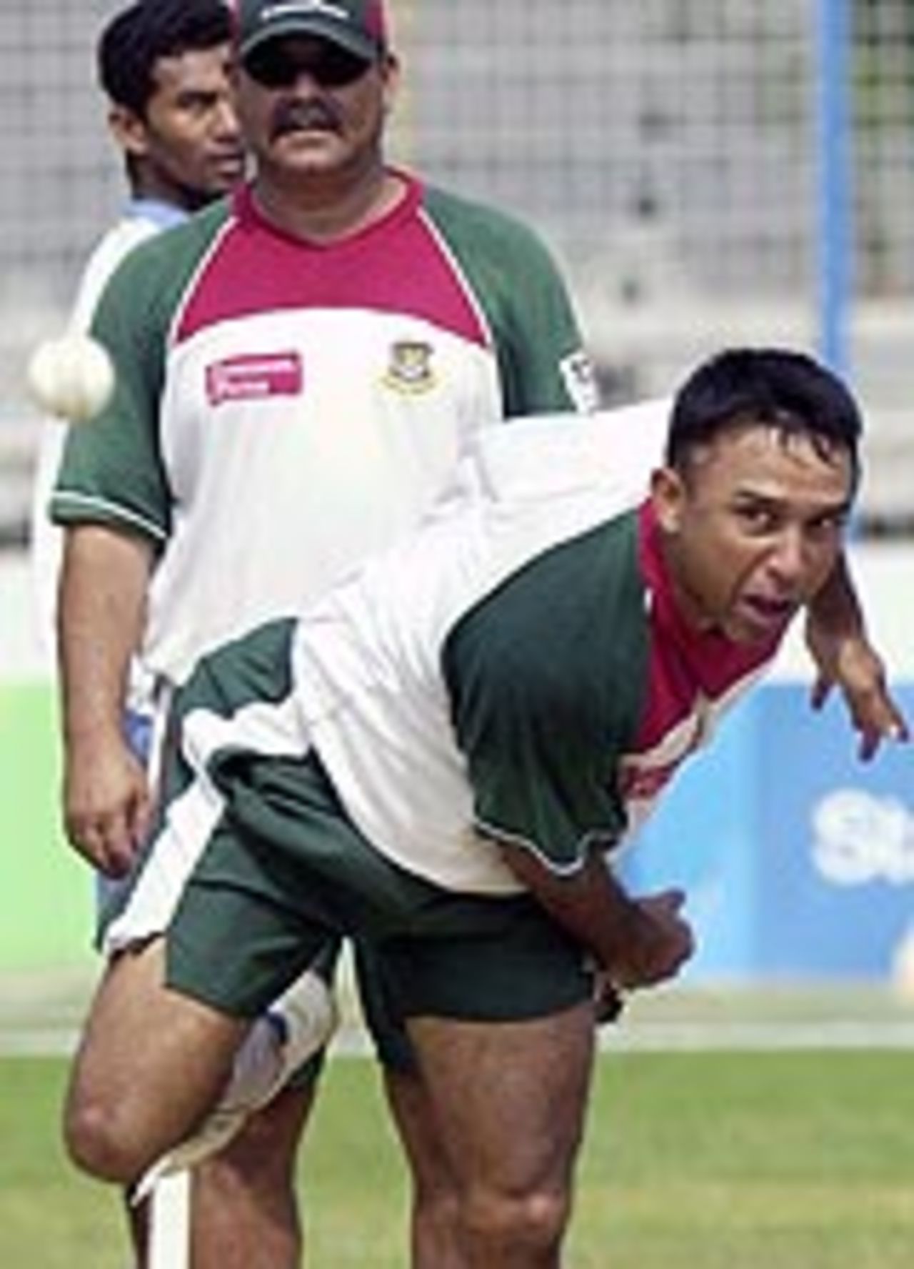 Khaled Mahmud bowls in the nets, Bangladesh v England, November 2003