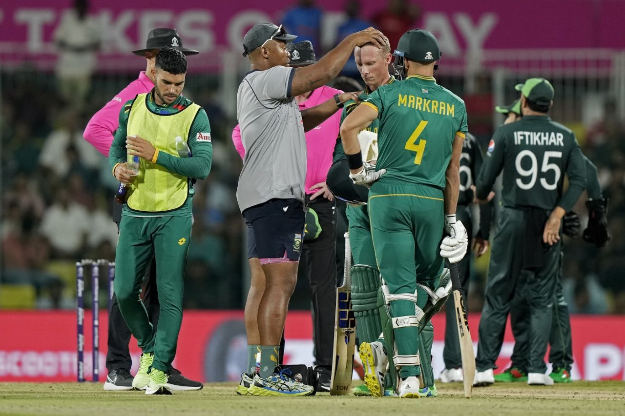 Rassie van der Dussen has a concussion check done after a blow, Pakistan vs South Africa, ODI World Cup, Chennai, October 27, 2023