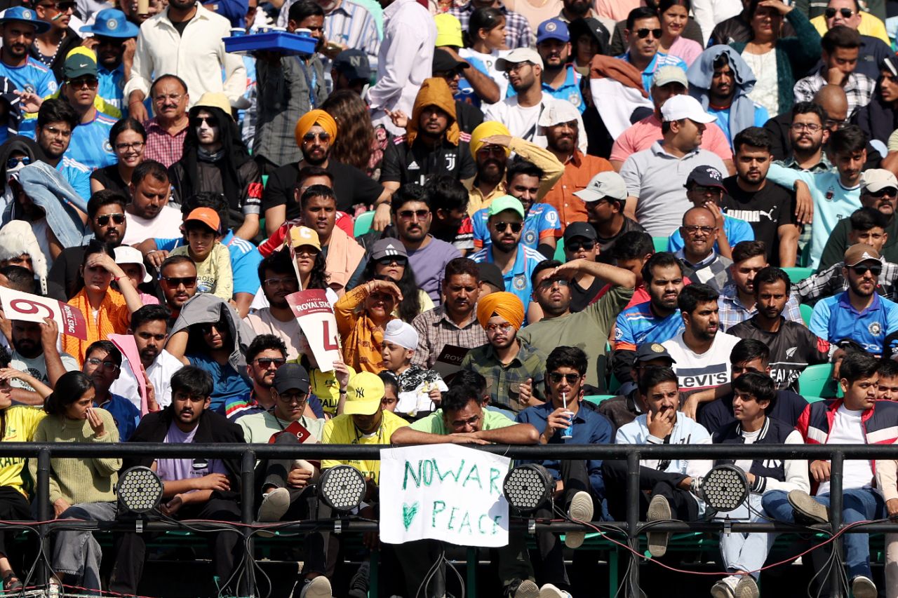 Someone in the crowd has an important message to share, Australia vs New Zealand, World Cup, Dharamsala, October 28, 2023