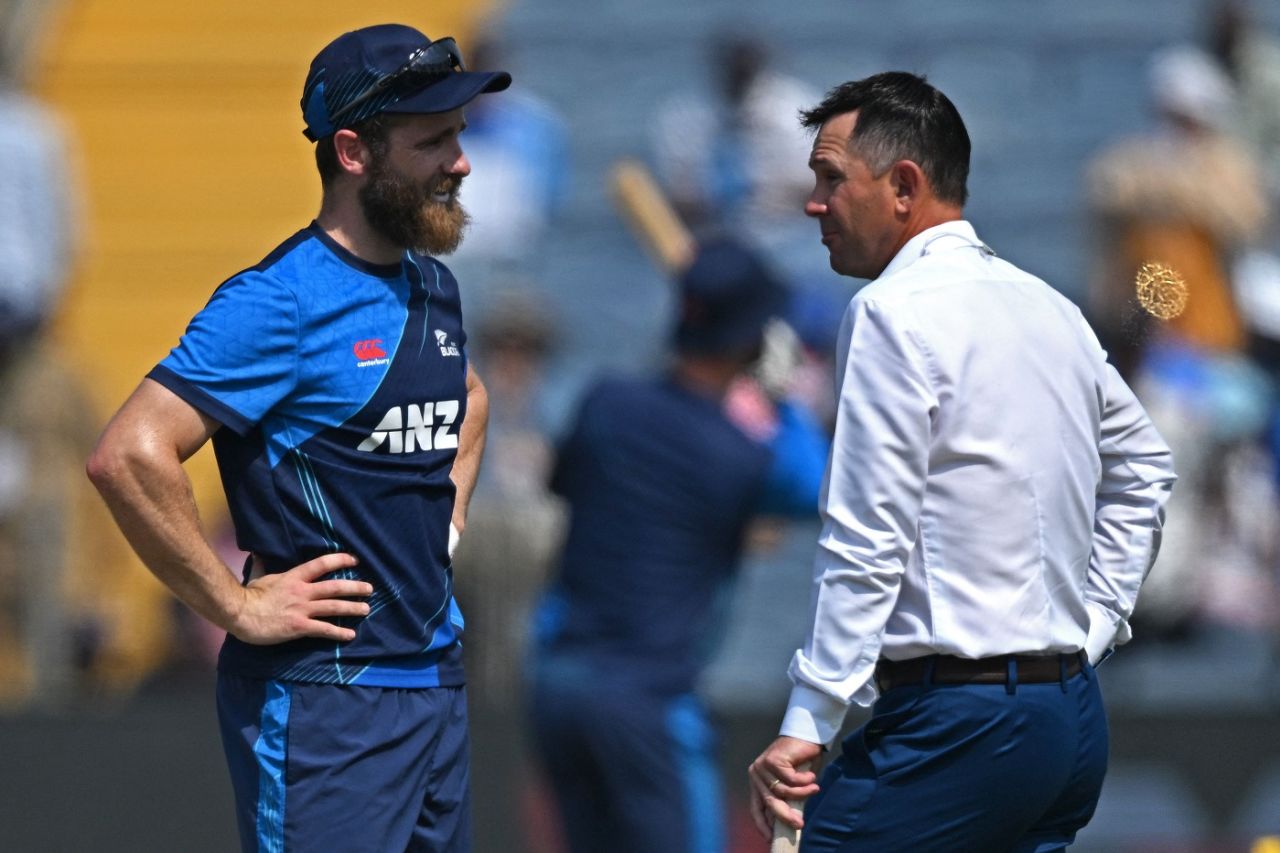 Kane Williamson exchanges some notes with Ricky Ponting, New Zealand vs South Africa, ICC Men's World Cup 2023, Pune, November 1, 2023