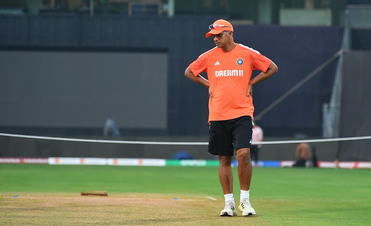 India head coach Rahul Dravid takes a look at the pitch, Wankhede, ODI World Cup, November 1, 2023