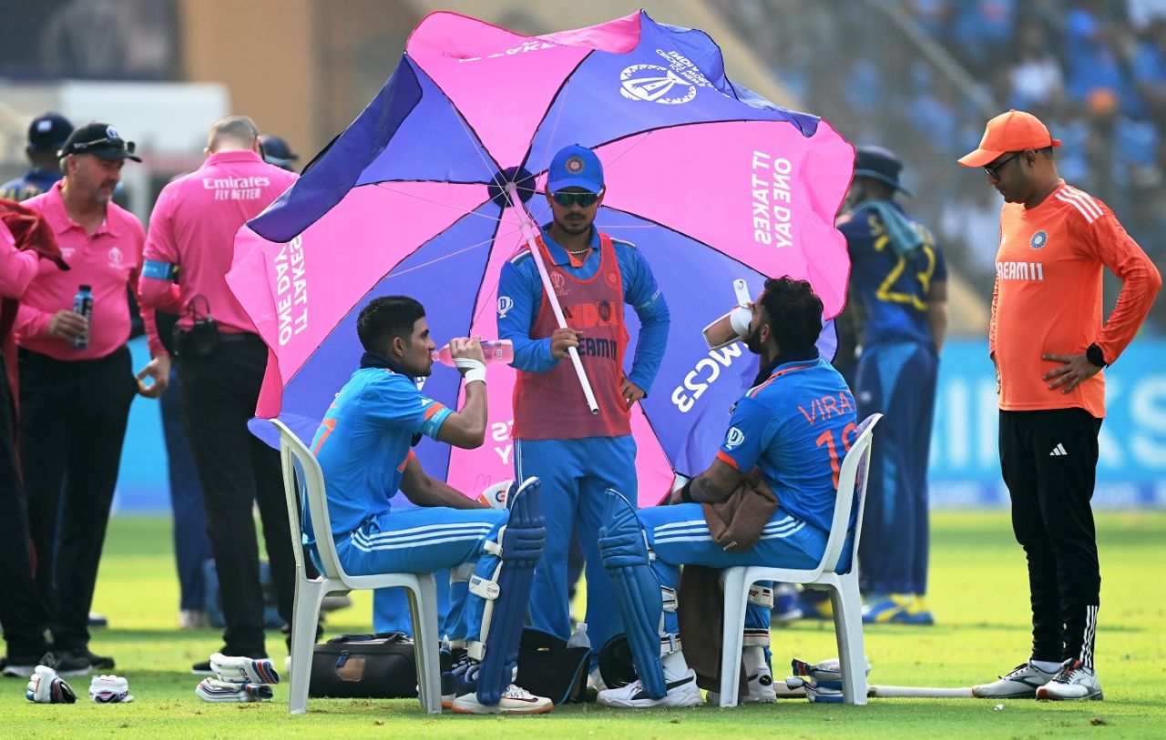 Virat Kohli and Shubman Gill rehydrate during their century-plus stand, India vs Sri Lanka, Men's ODI World Cup, Wankhede, November 02, 2023