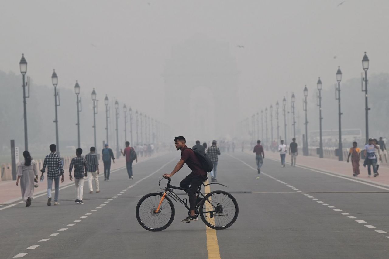 A view of India Gate through the smog and air pollution in Delhi during the World Cup, November 3, 2023