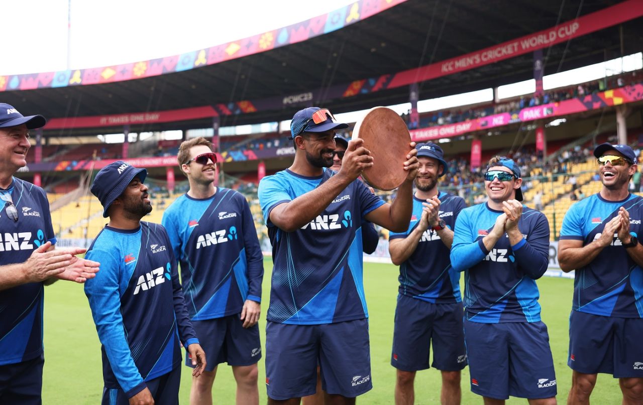 Ish Sodhi got a memento ahead of his 50th ODI, New Zealand vs Pakistan, ODI World Cup, Bengaluru, November 4, 2023