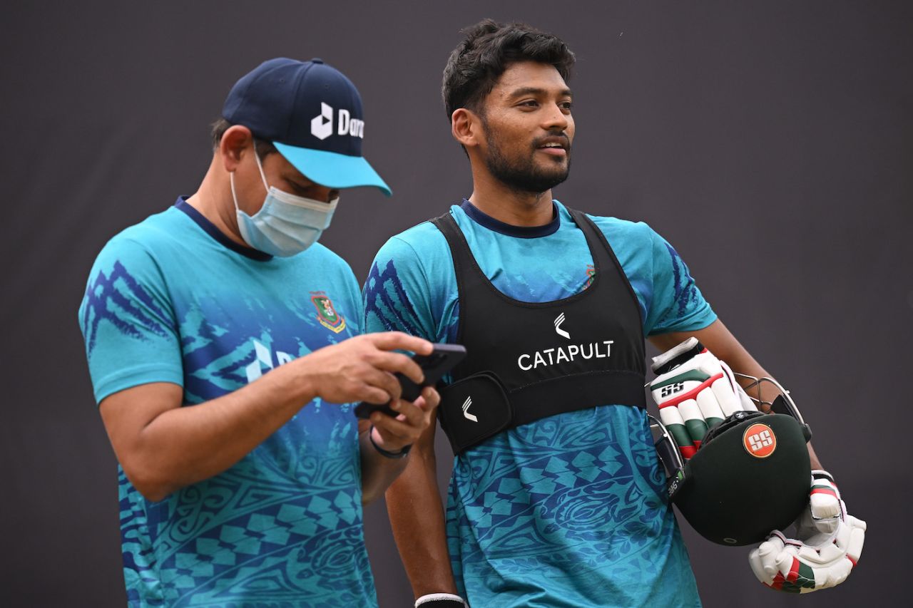 Selector Habibul Bashar wears a mask in a nets session with Najmul Hossain Shanto, World Cup 2023, Delhi, November 5, 2023
