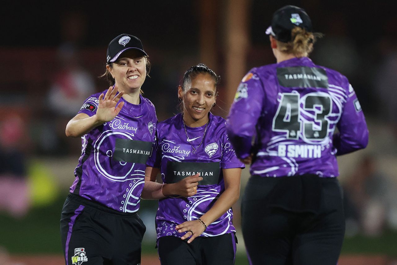 Shabnim Ismail made key breakthroughs in the power surge, Sydney Sixers vs Hobart Hurricanes, WBBL, North Sydney Oval, November 10, 2023