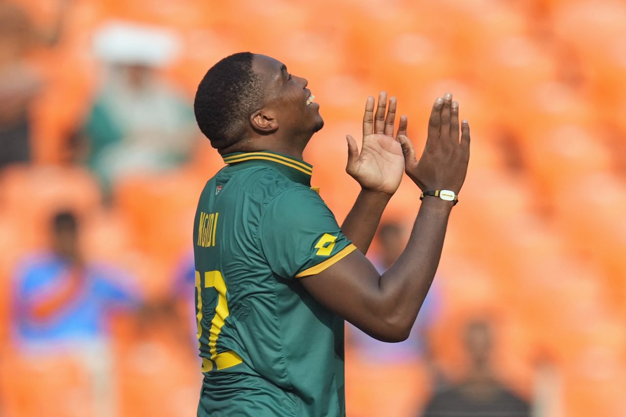 Lungi Ngidi reacts after David Miller hung to a juggling catch, Afghanistan vs South Africa, World Cup, Ahmedabad, November 10, 2023