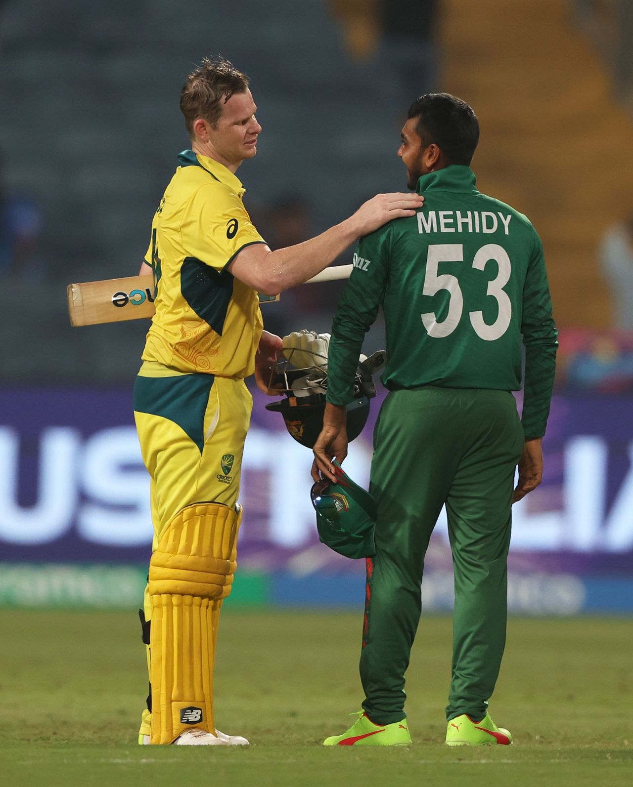 Steven Smith and Mehidy Hasan Miraz have a chat , Australia vs Bangladesh, Men's ODI World Cup, Pune, November 11, 2023