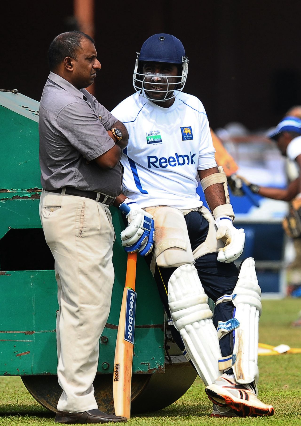 Aravinda de Silva and Mahela Jayawardene catch up during a training session, Colombo, August 2, 2010