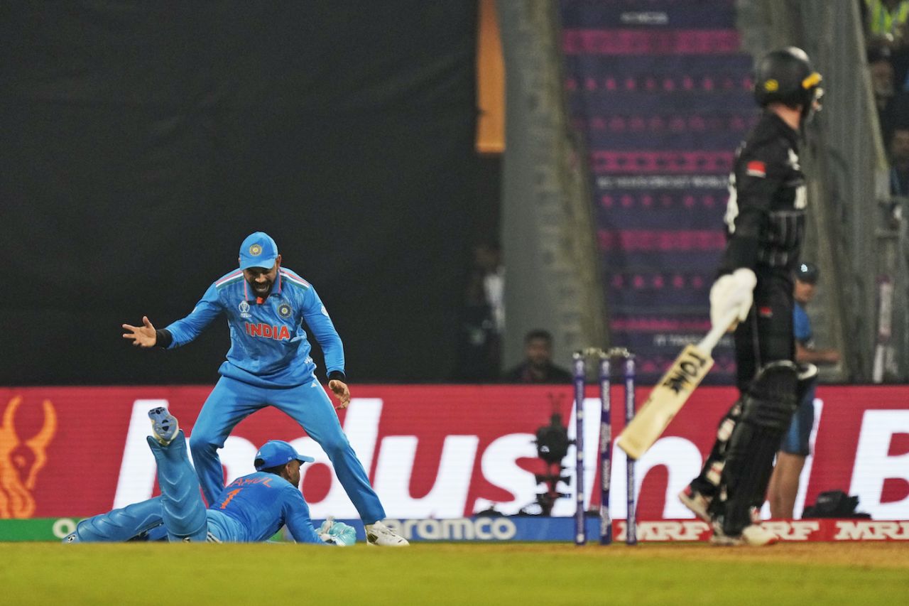 KL Rahul took an athletic catch to get rid of Devon Conway, India vs New Zealand, ICC Men's World Cup 2023, 1st semi-final, Mumbai, November 15, 2023